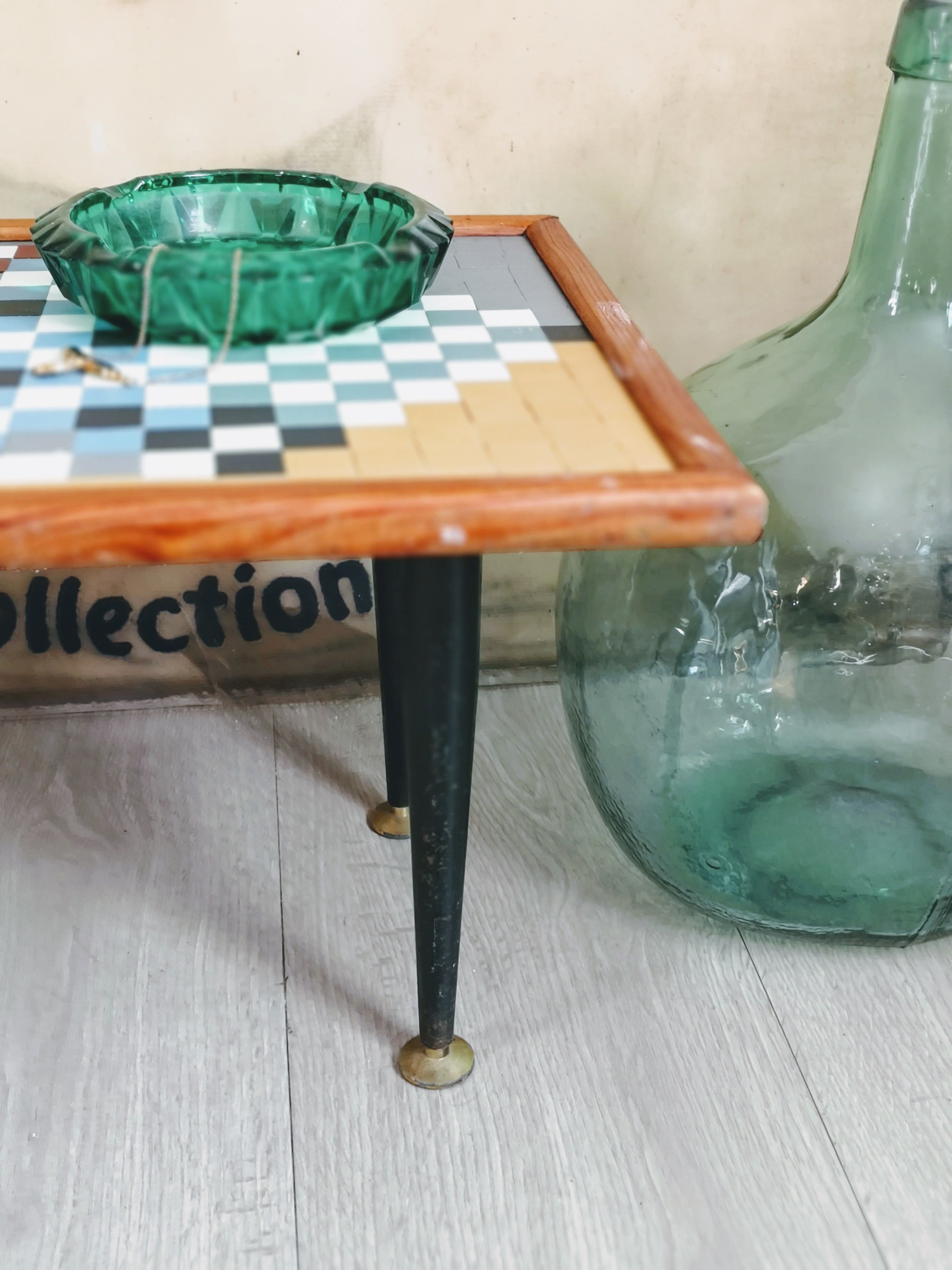 Small table checkered