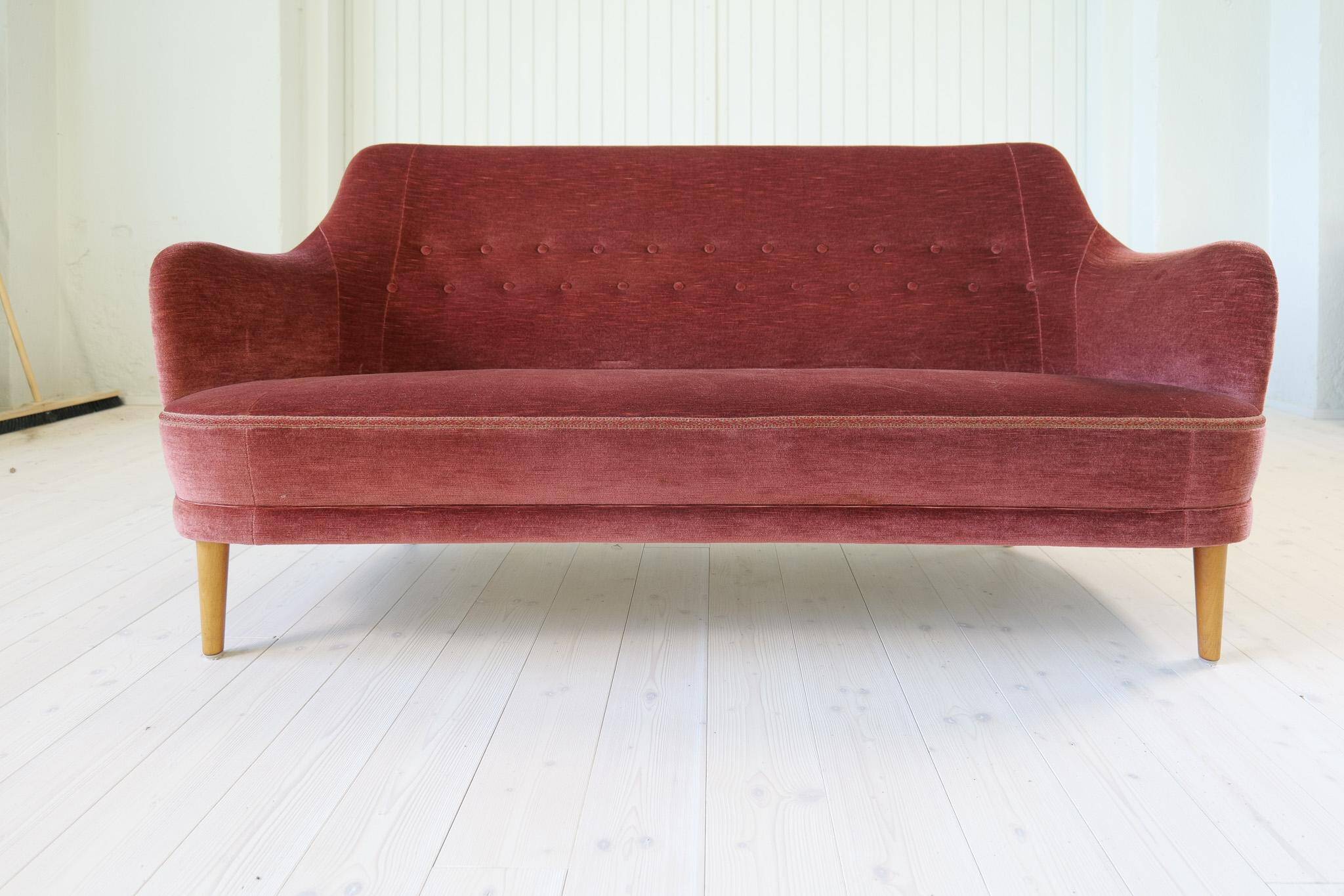 "Samsas" canapé in rare velvet by Carl Malmsten from the mid-century, Sweden, 1960s.