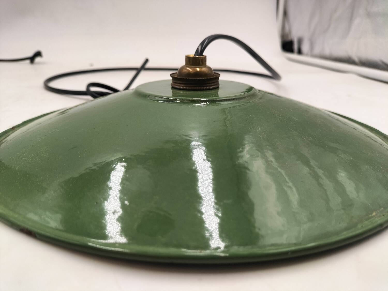 2 enamelled sheet metal suspensions