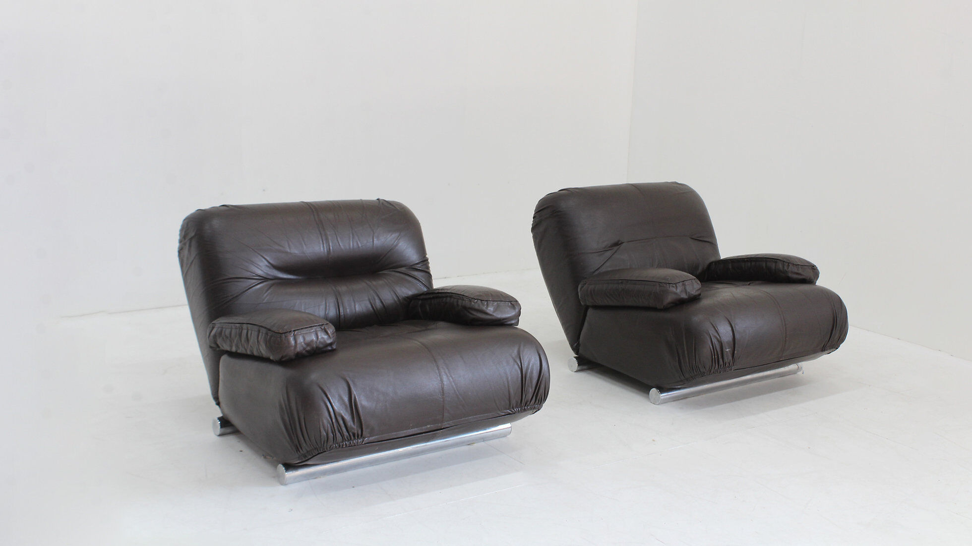 Giuseppe Munari lounge chairs brown leather 1970s, Italy, set of 2
