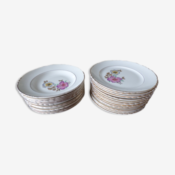 27 assiettes  motif fleurs en porcelaine de marque Moulin des Loups de France -ORCHIES