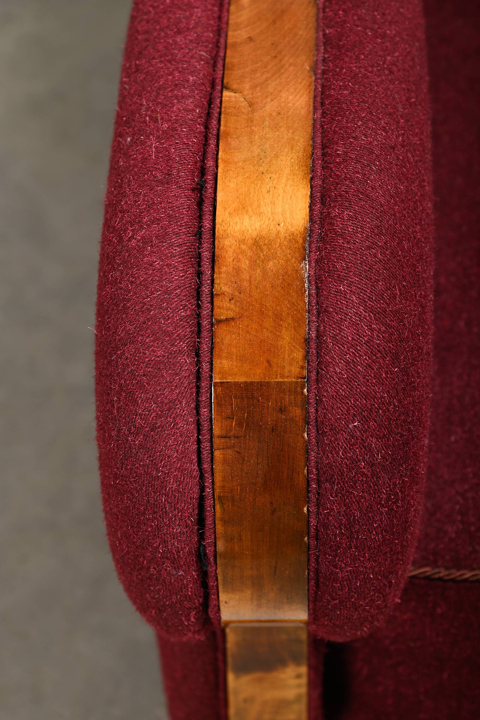 Paire de fauteuils Art déco d'ébéniste danois, revêtus de tissu de laine bordeaux