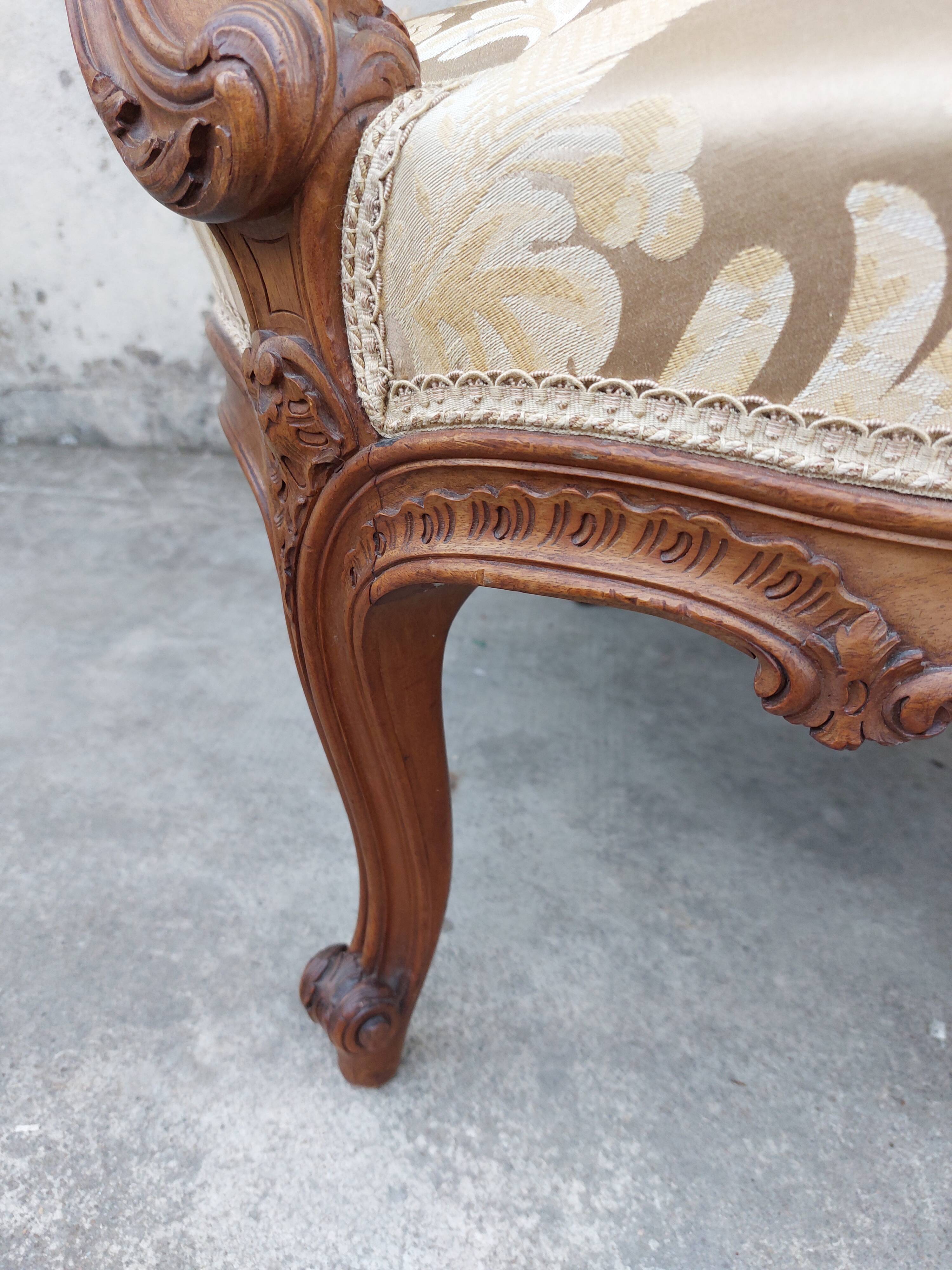 Fauteuil bergère louis XV en Noyer sculpté