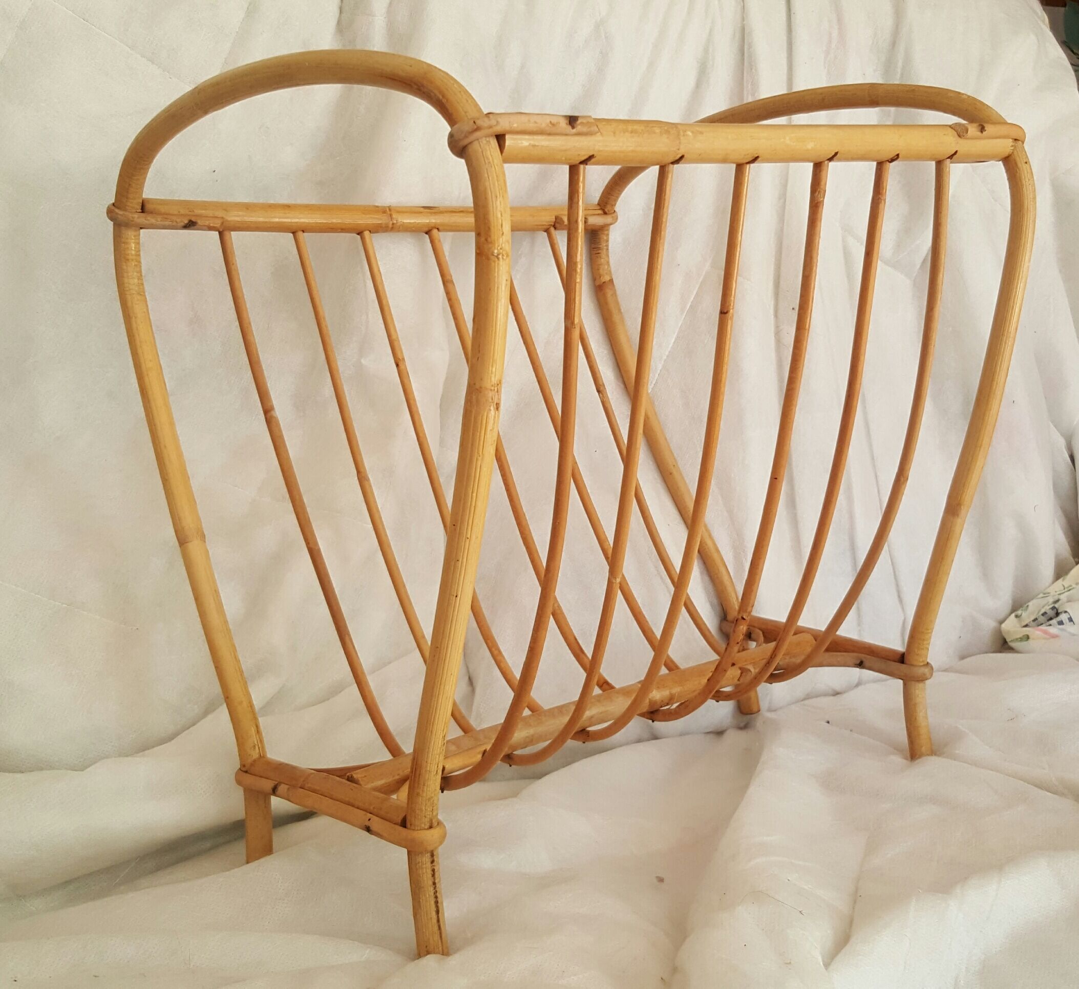 Porte-revues vintage en rotin