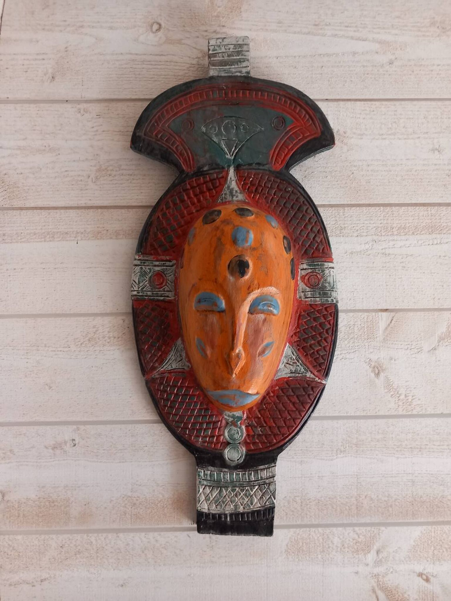 Masque tribal en bois coloré