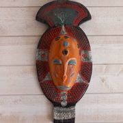 Masque tribal en bois coloré