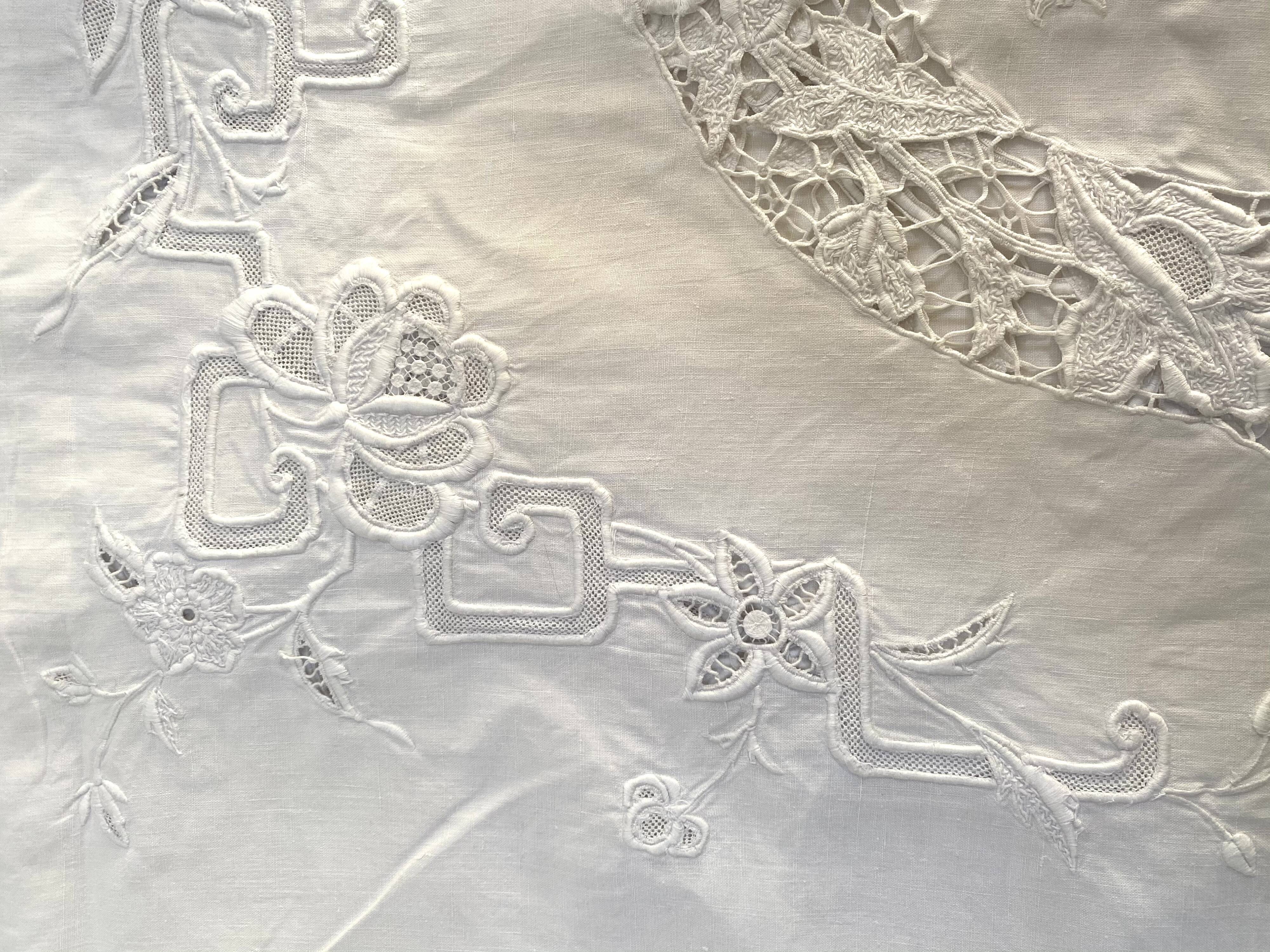 Rectangular tablecloth embroidered 285 x 185 cm