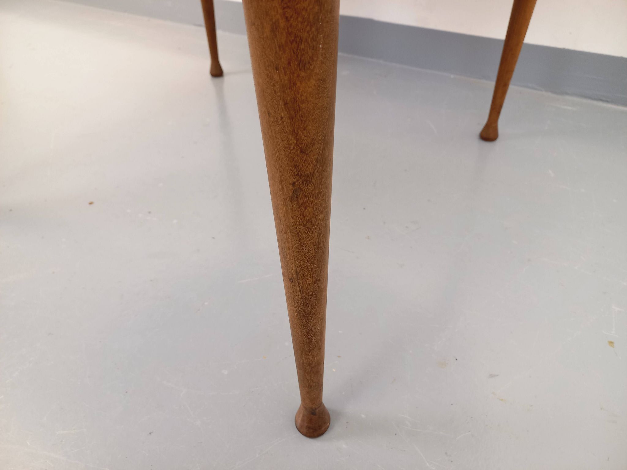 Round dining table in vintage Scandinavian style from the 50s and 60s in teak.