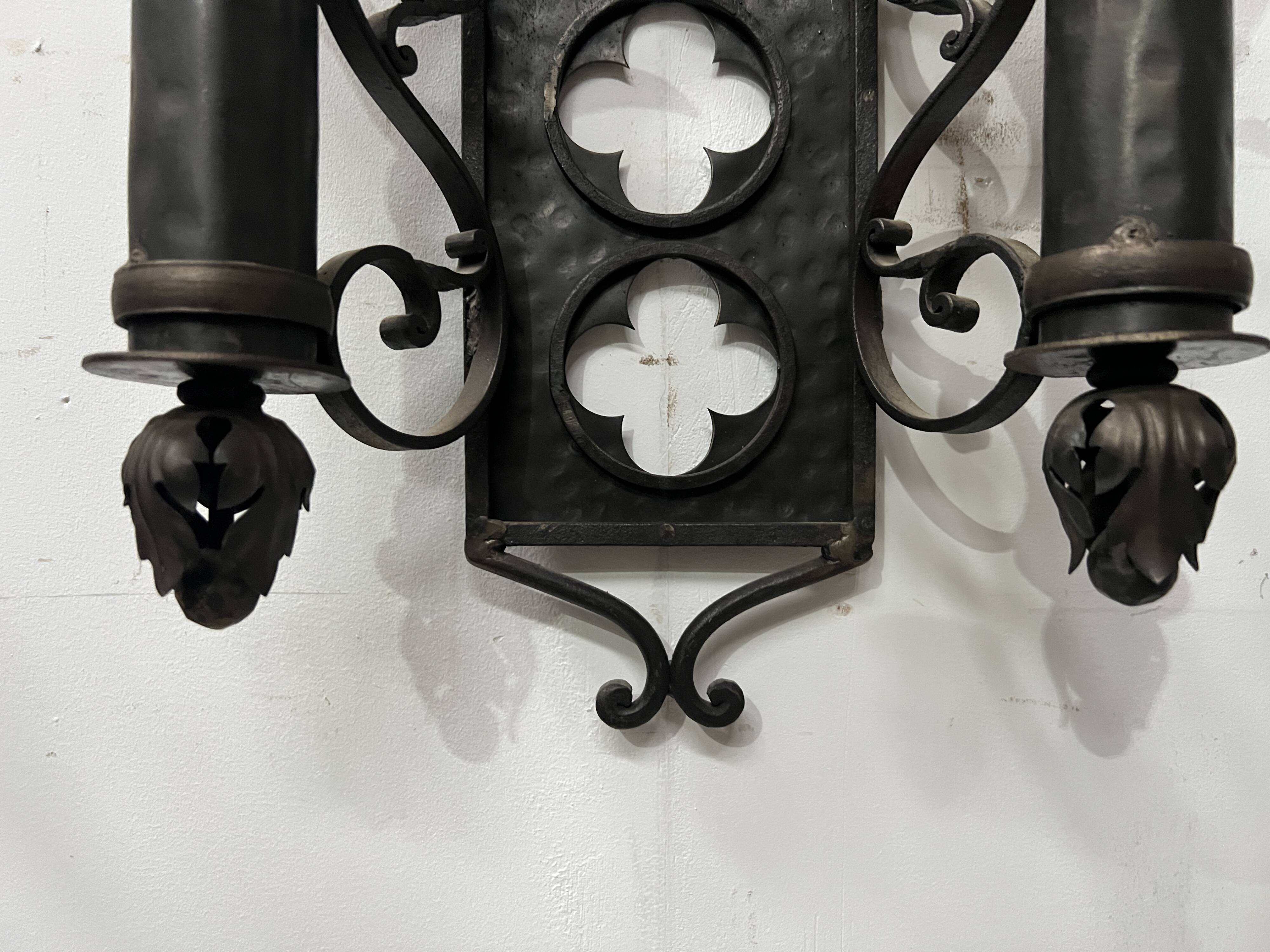 Suite de trois appliques de style renaissance en fer forgé XX siècle