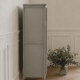 Armoire vintage réenchantée en vert de gris.