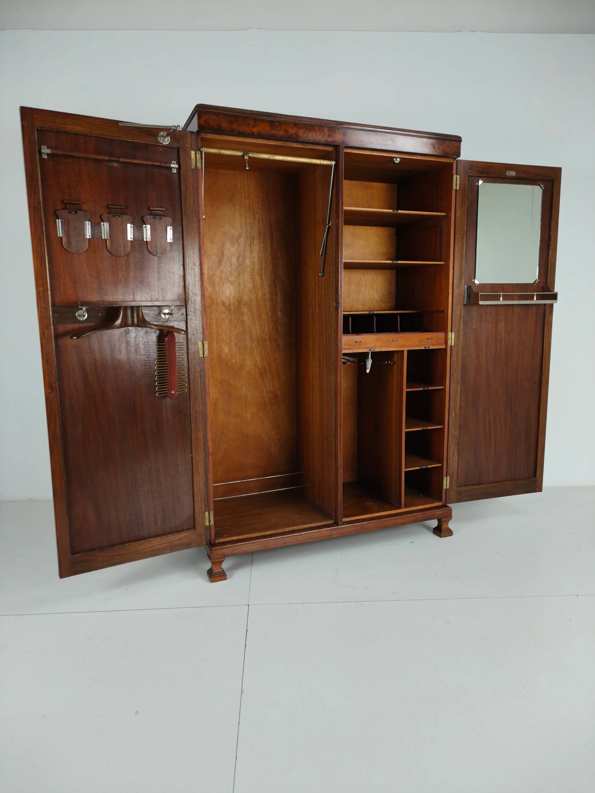 Superbe armoire anglaise Art Déco en loupe de noyer signée Waring & Gillow – vers 1900-1932
