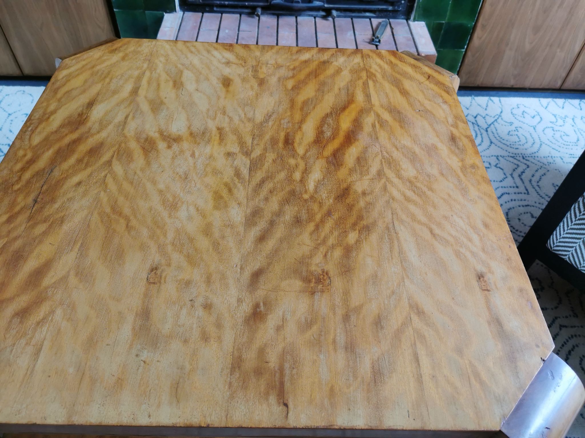 Table basse art déco carrée en bois clair