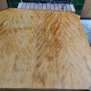 Table basse art déco carrée en bois clair