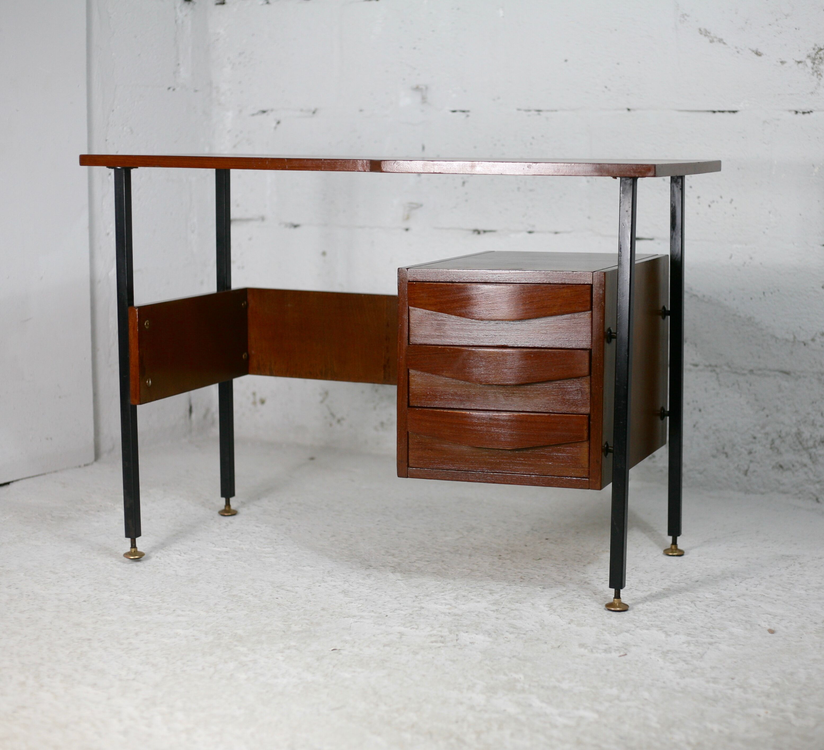 Bureau en bois léger, France, circa 1950