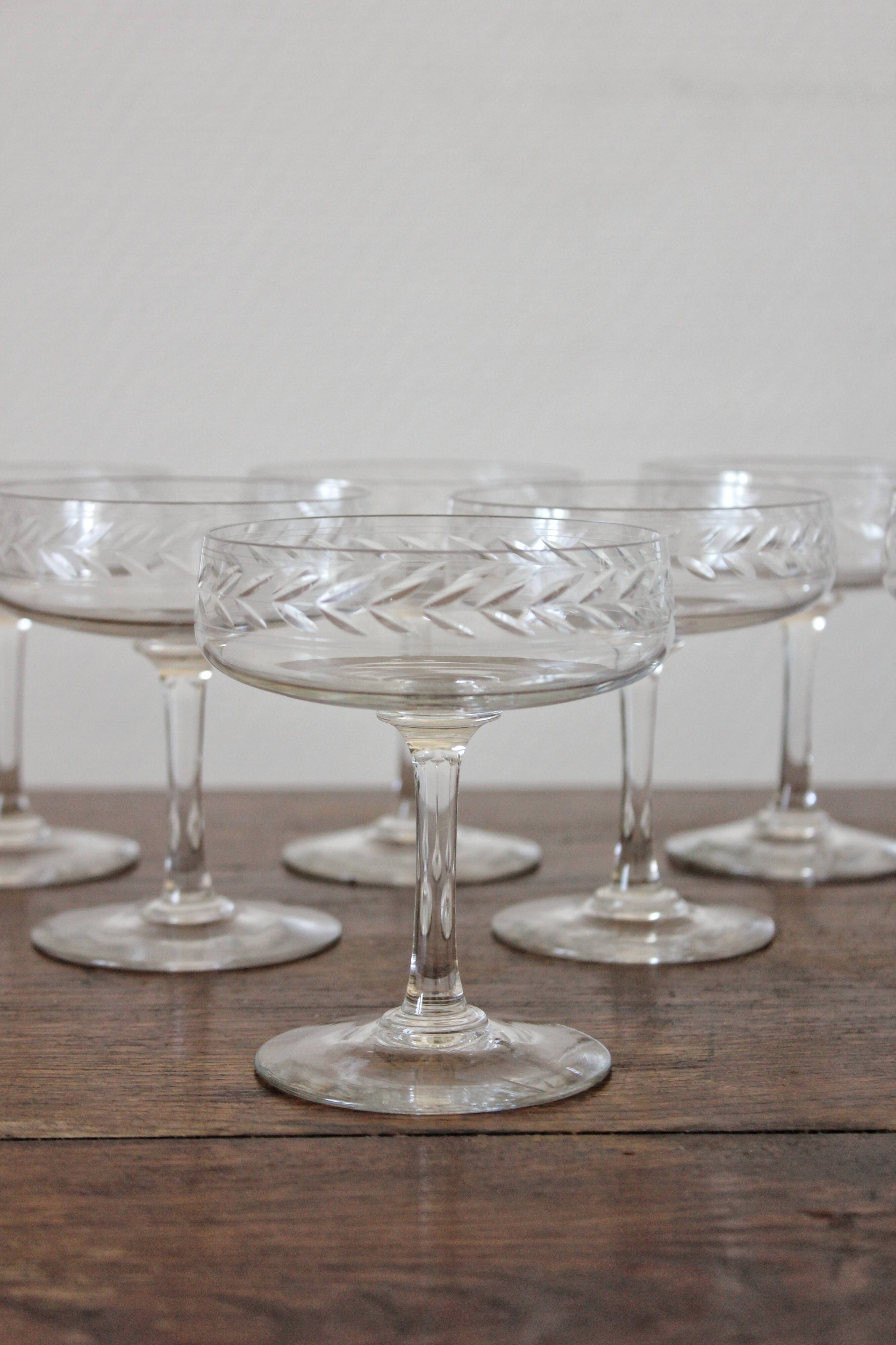 8 coupes à champagne en cristal gravé