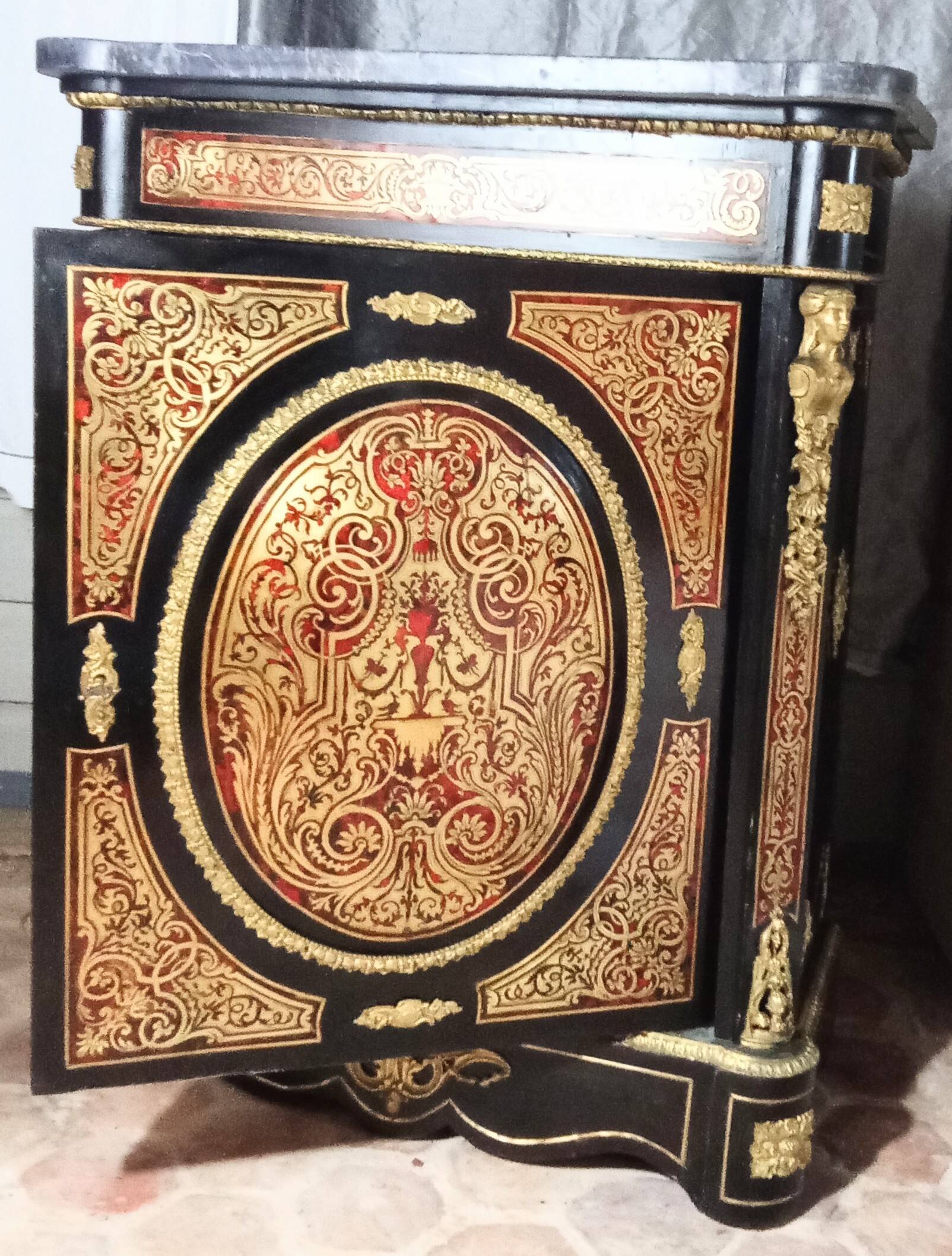 Meuble d'appui en marqueterie Boulle