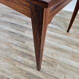 Extendable table in laminate