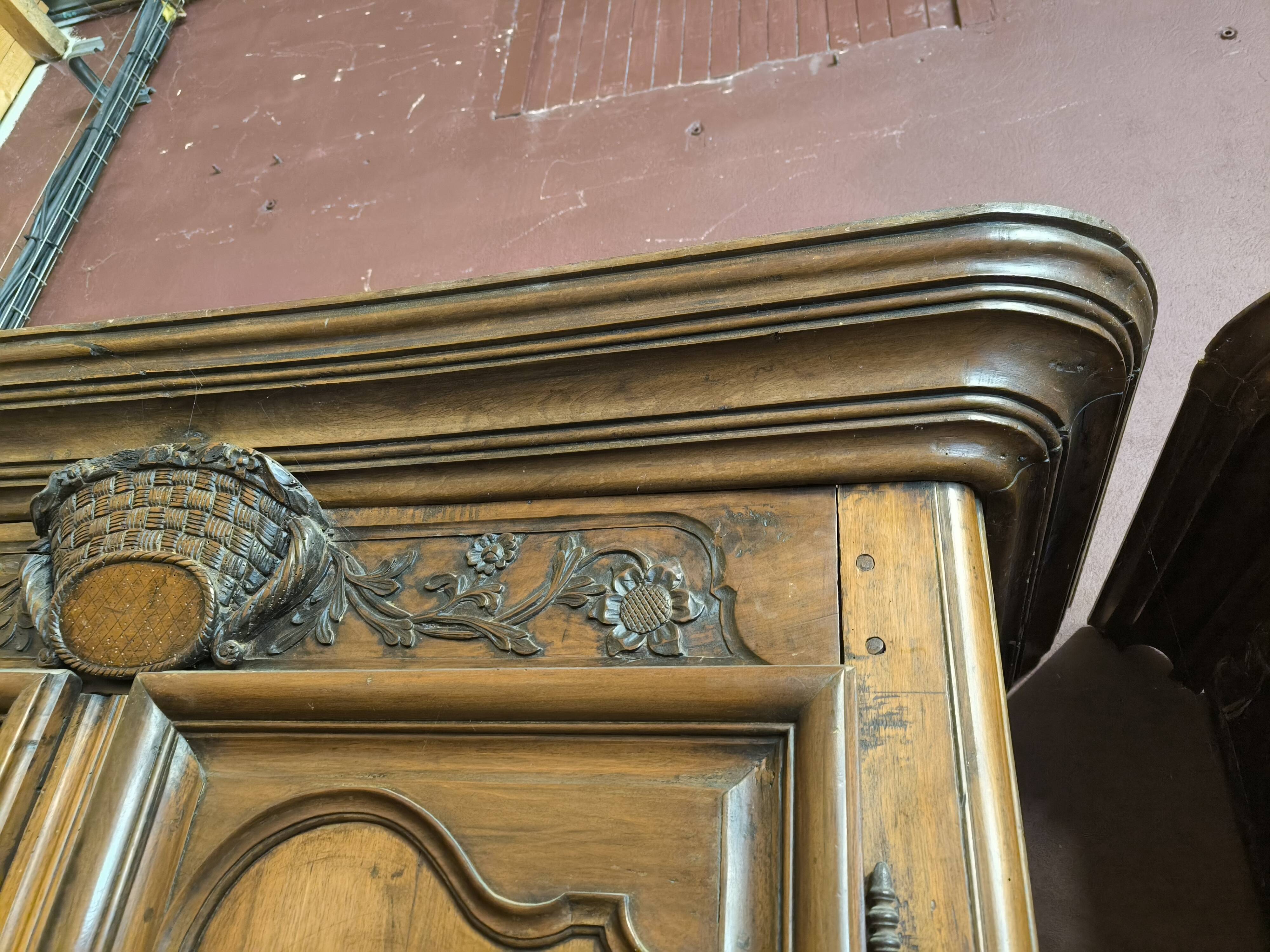 Imposante armoire en noyer