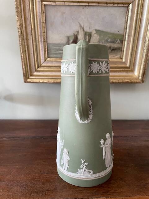 pichet  en jaspe vert Wedgwood 1878 décor Antiquité