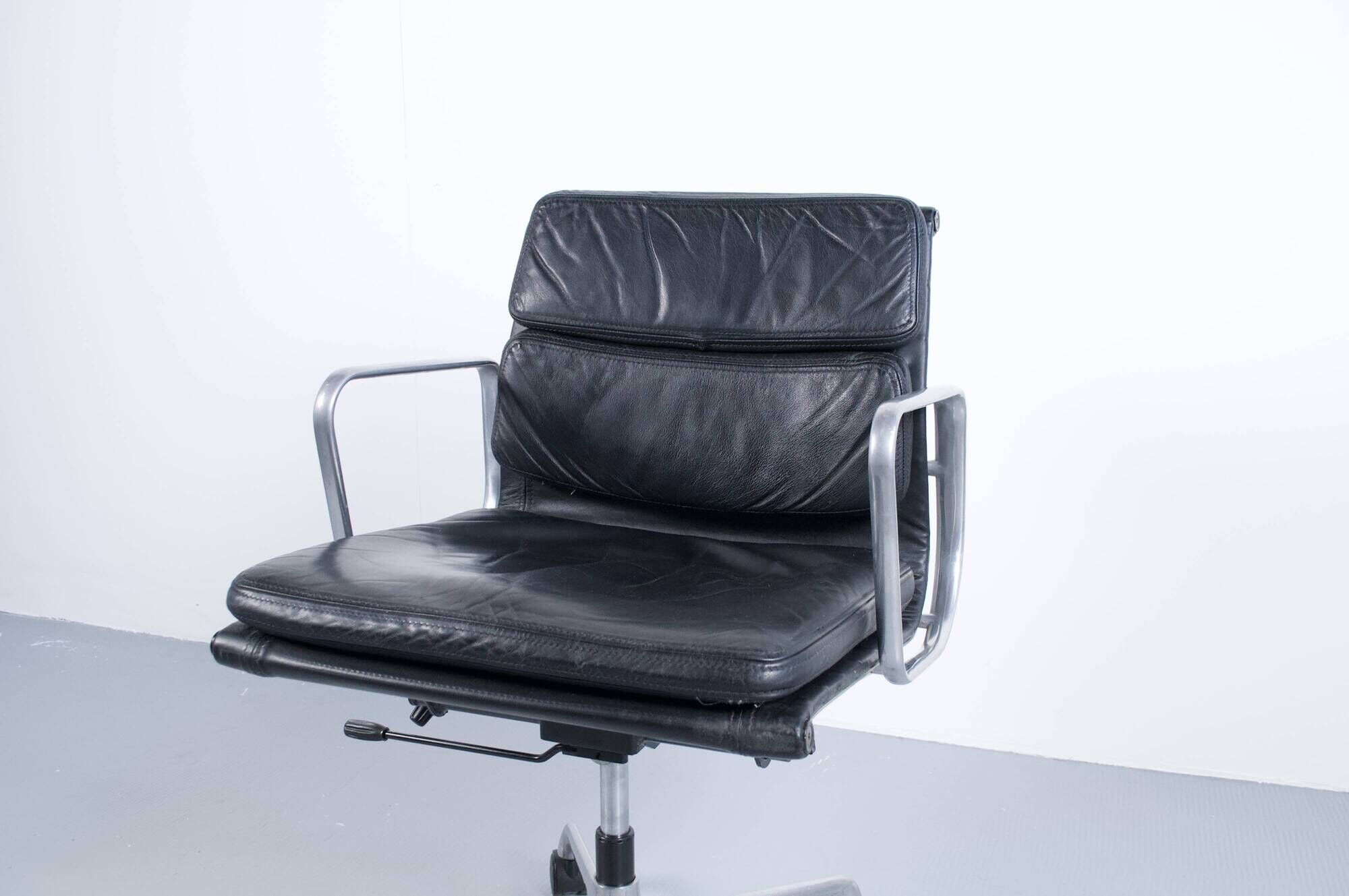 SOFT PAD CHAIR EA 217 EAMES BLACK LEATHER HERMAN MILLER ICF EDITOR 1970s