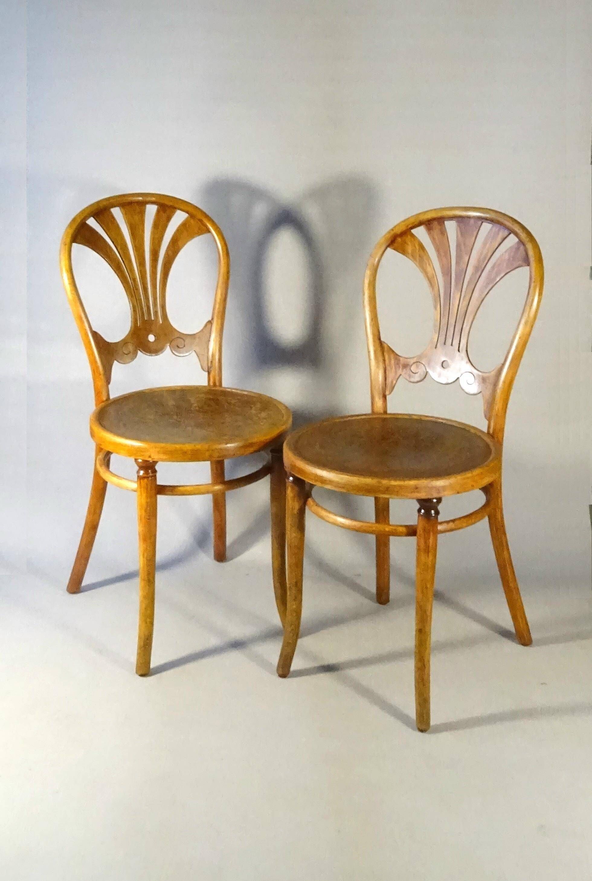 Two Thonet bistro chairs No. 322 from around 1910 - in perfect condition.