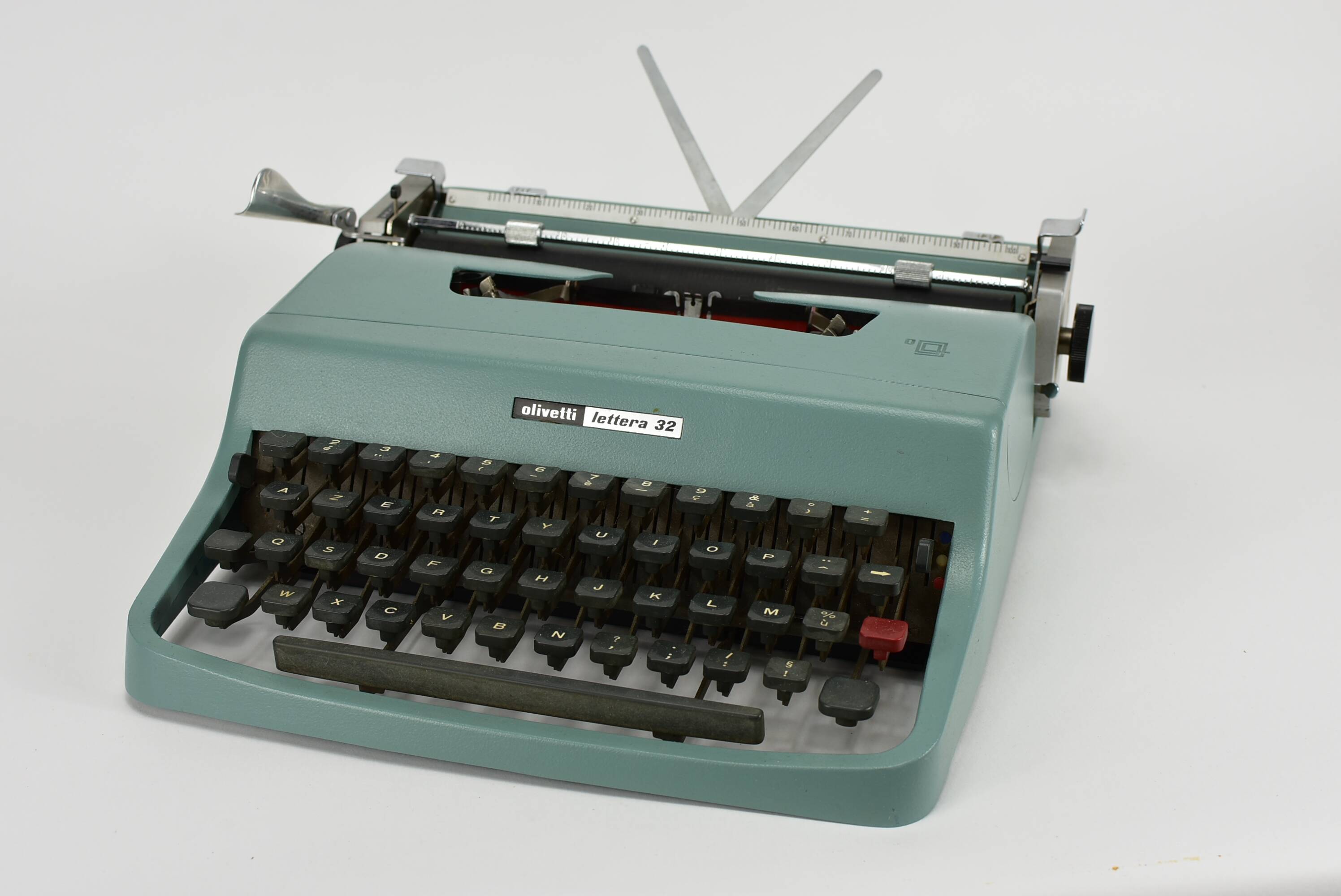 Lettéra 32 typewriter, Olivetti