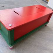 Banc-coffre années 80 Pierre Sala crayons