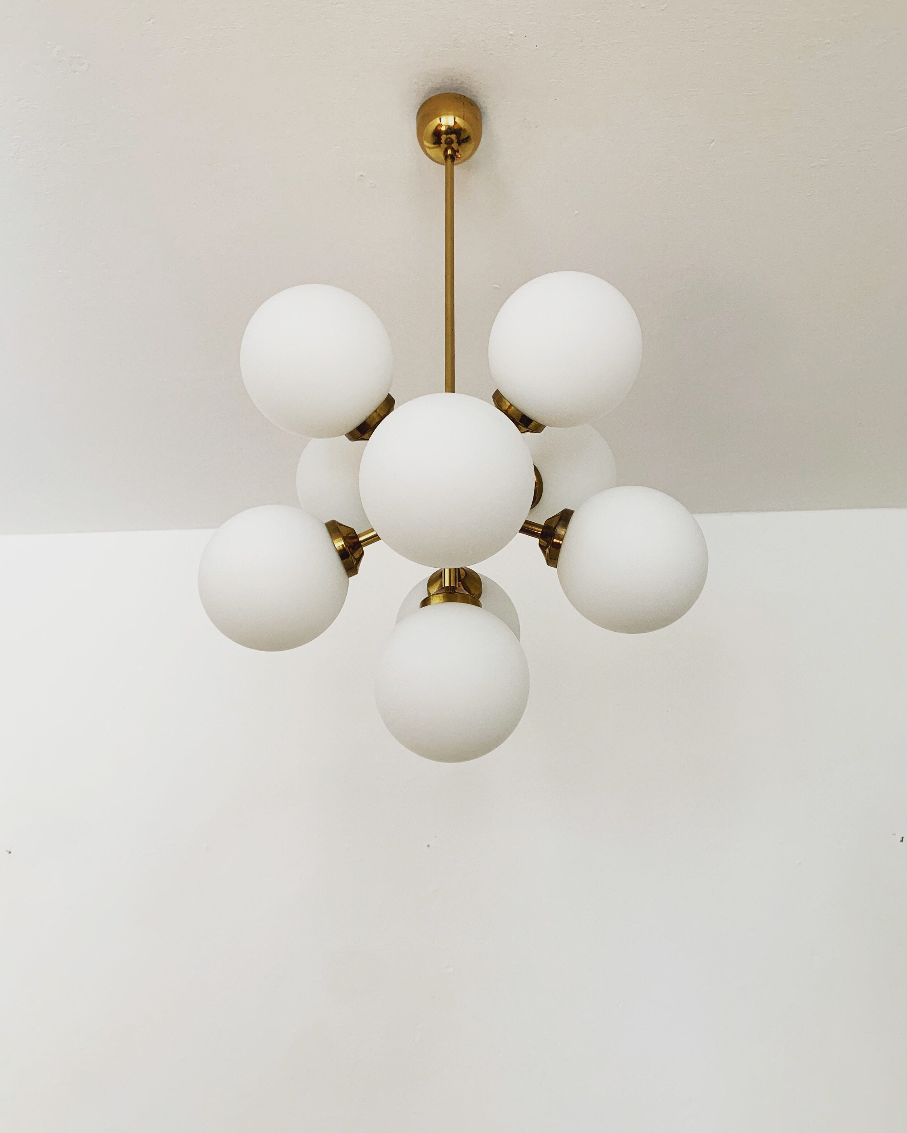 Lustre spoutnik en laiton et en verre d’opaline