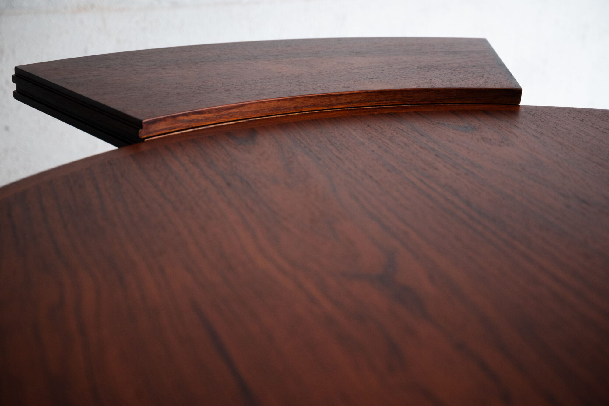 Dining table 'Lotus' by Dyrlund
