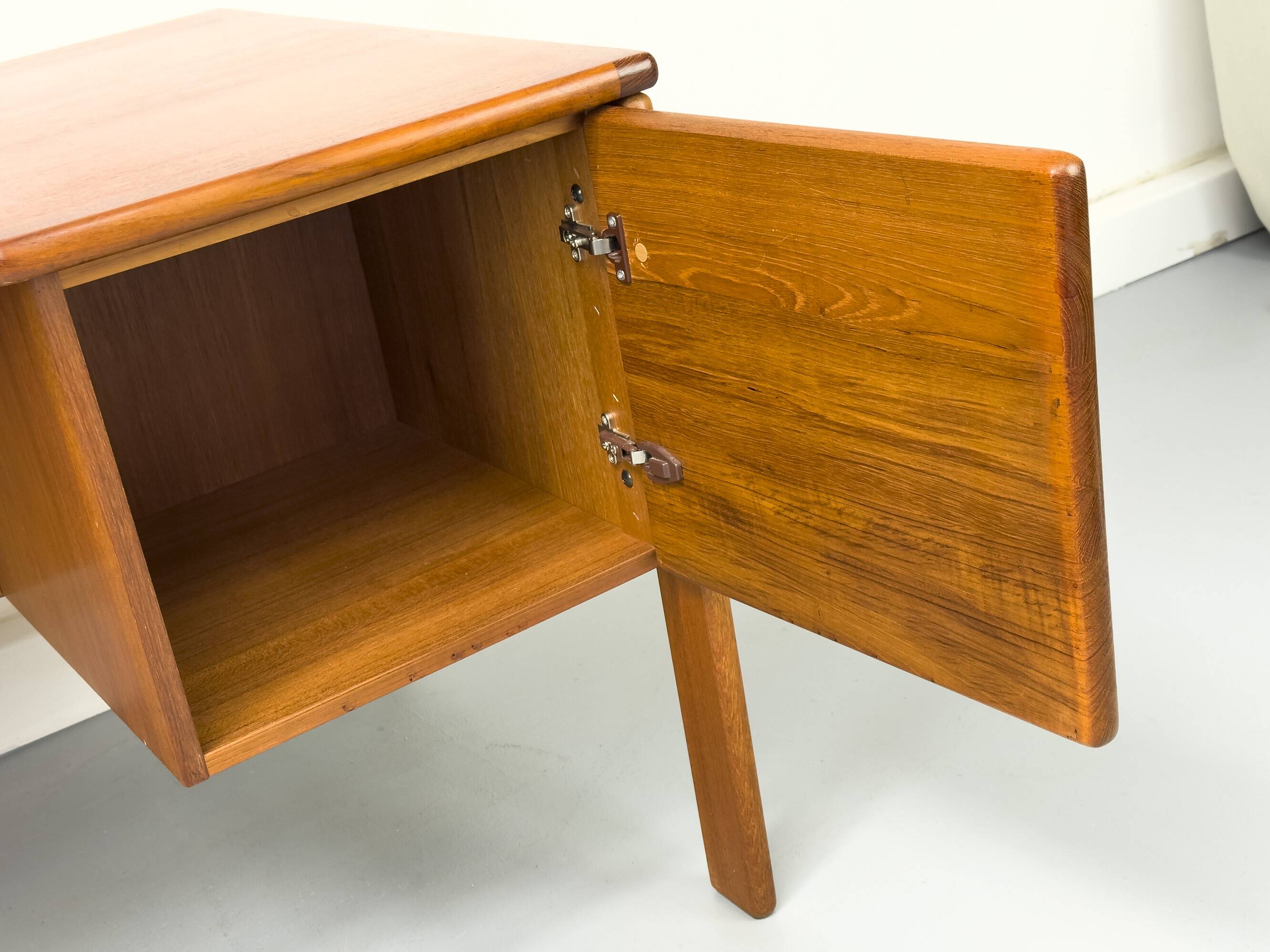Bureau danois en teck avec porte et tiroirs par Bornholm, années 1970