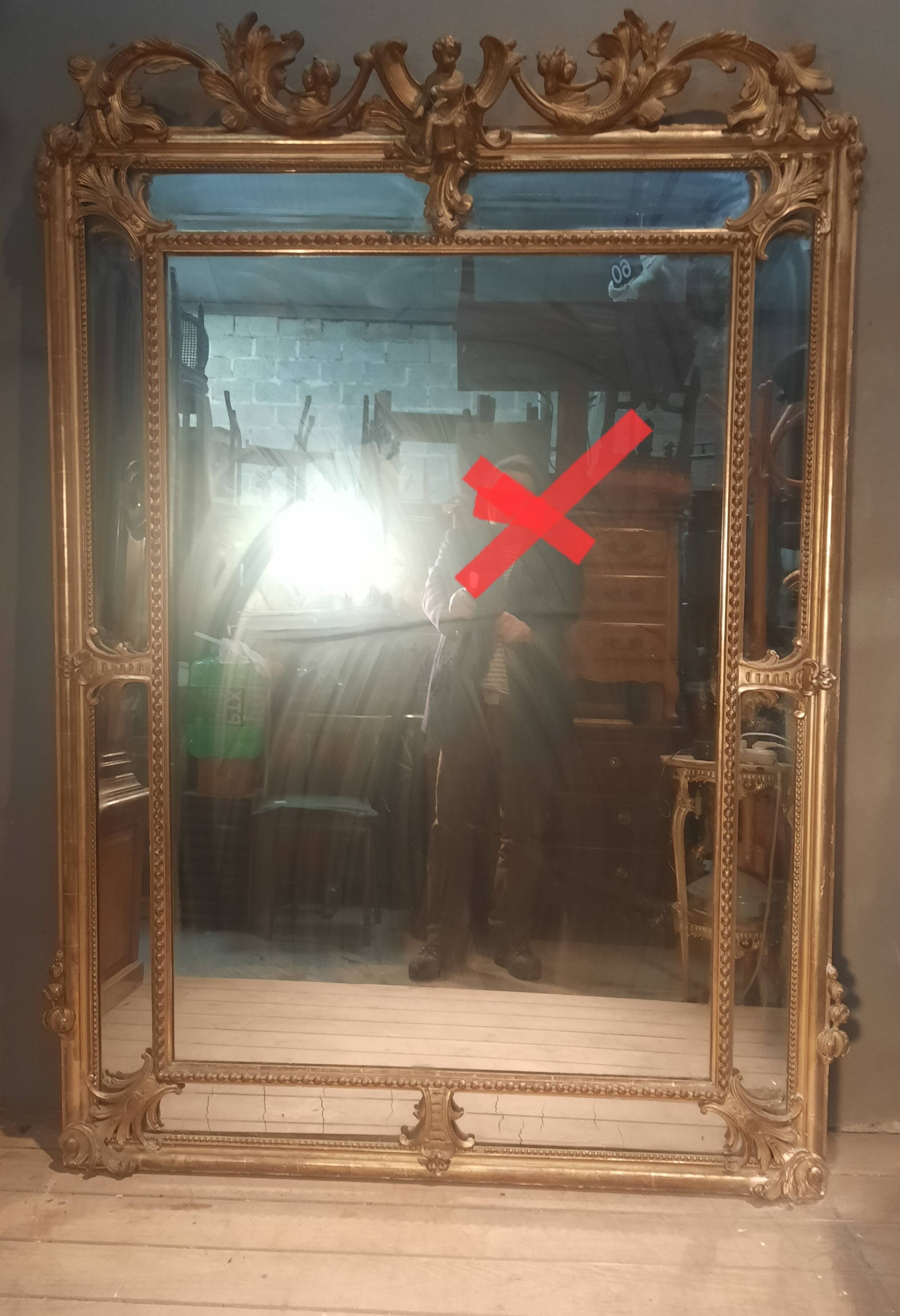 Large gold mirror with closed edges