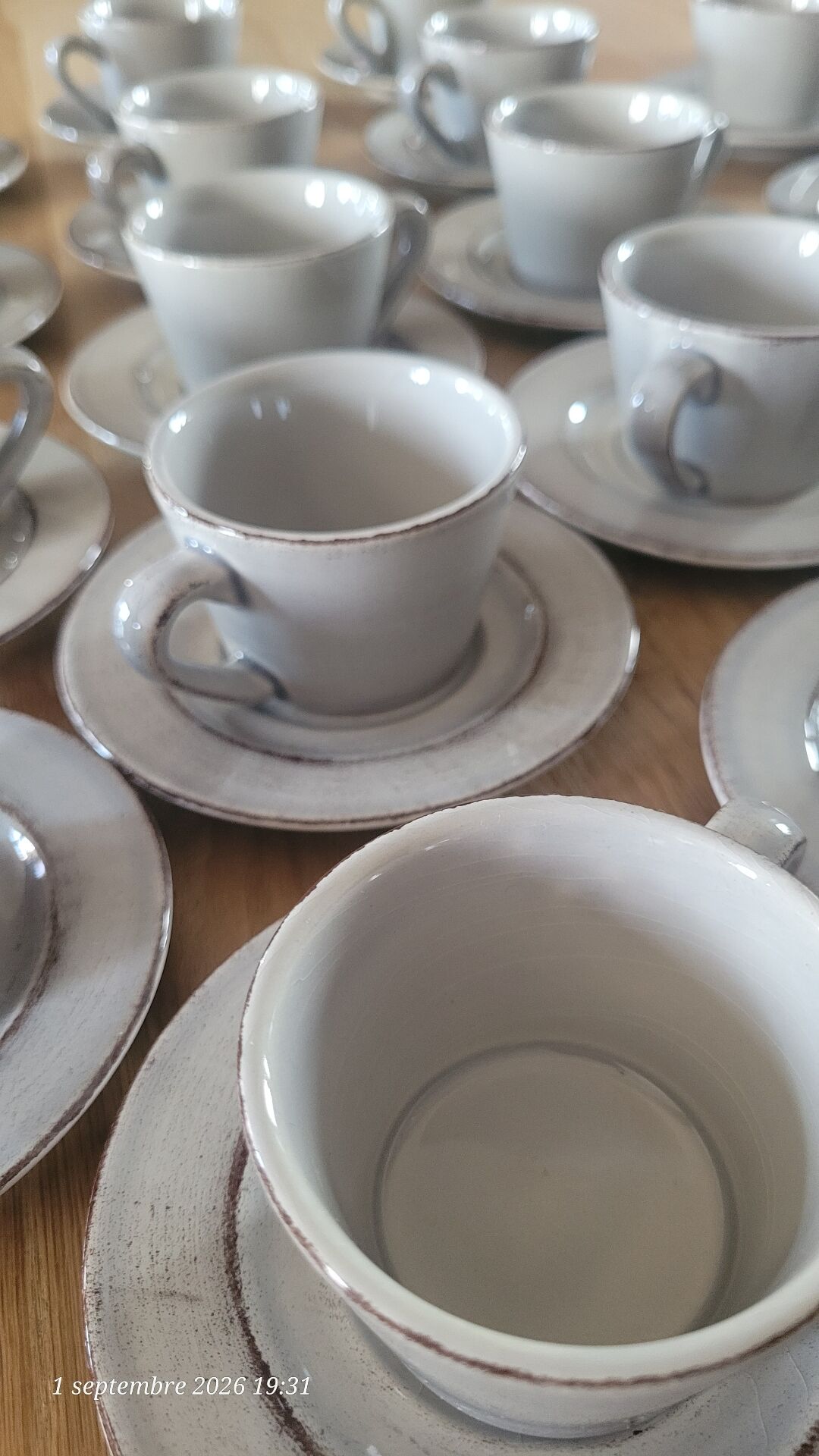17 hand-painted stoneware coffee cups and saucers (ideal for professional use)