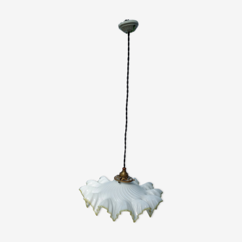 White and yellow opaline suspension