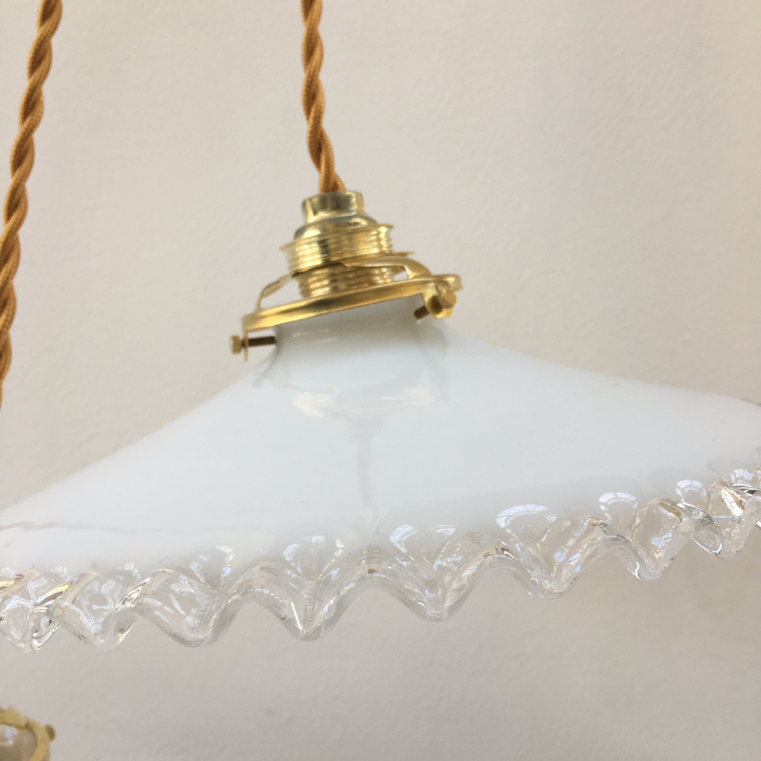 Paire de suspensions en opaline blanche et bords dentelés transparents