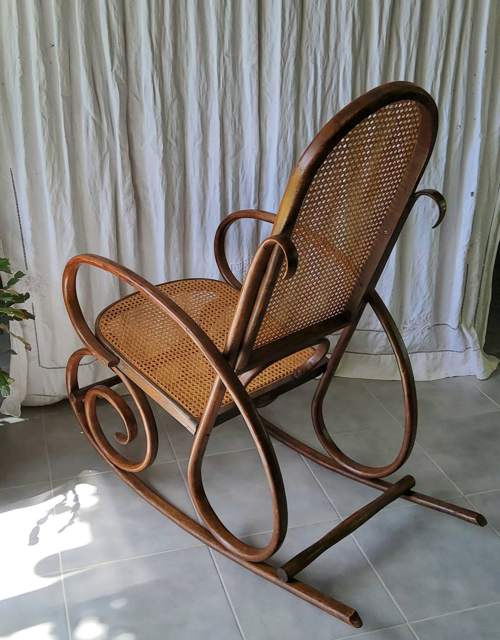 Rocking-chair en cannage ancien