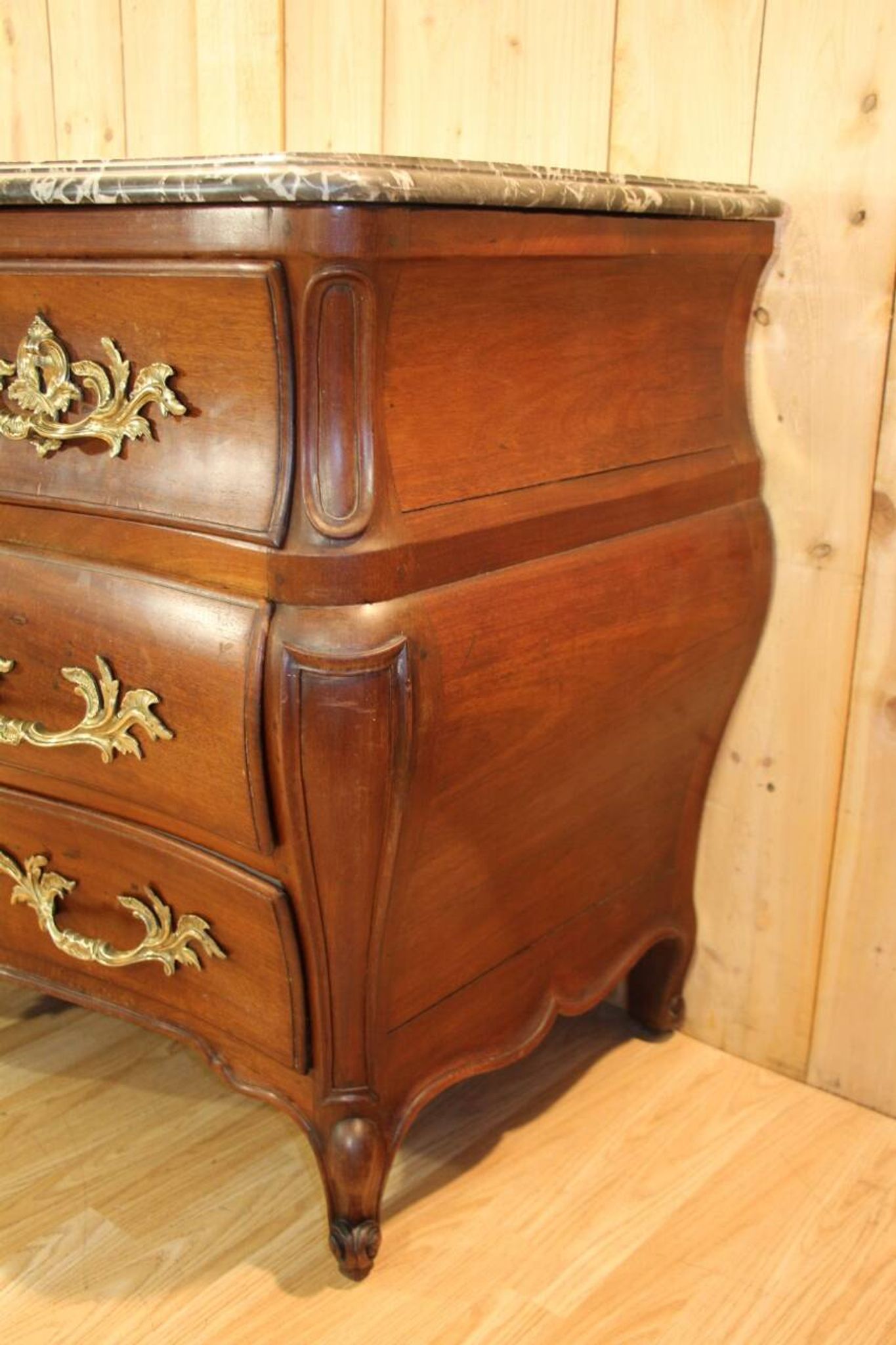 Commode tombeau début XVIIIème en acajou , travail de port