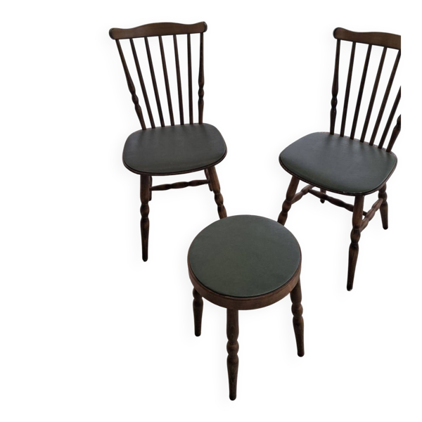 Trio vintage Baumann :  deux chaises et tabouret assorti – Skaï vert