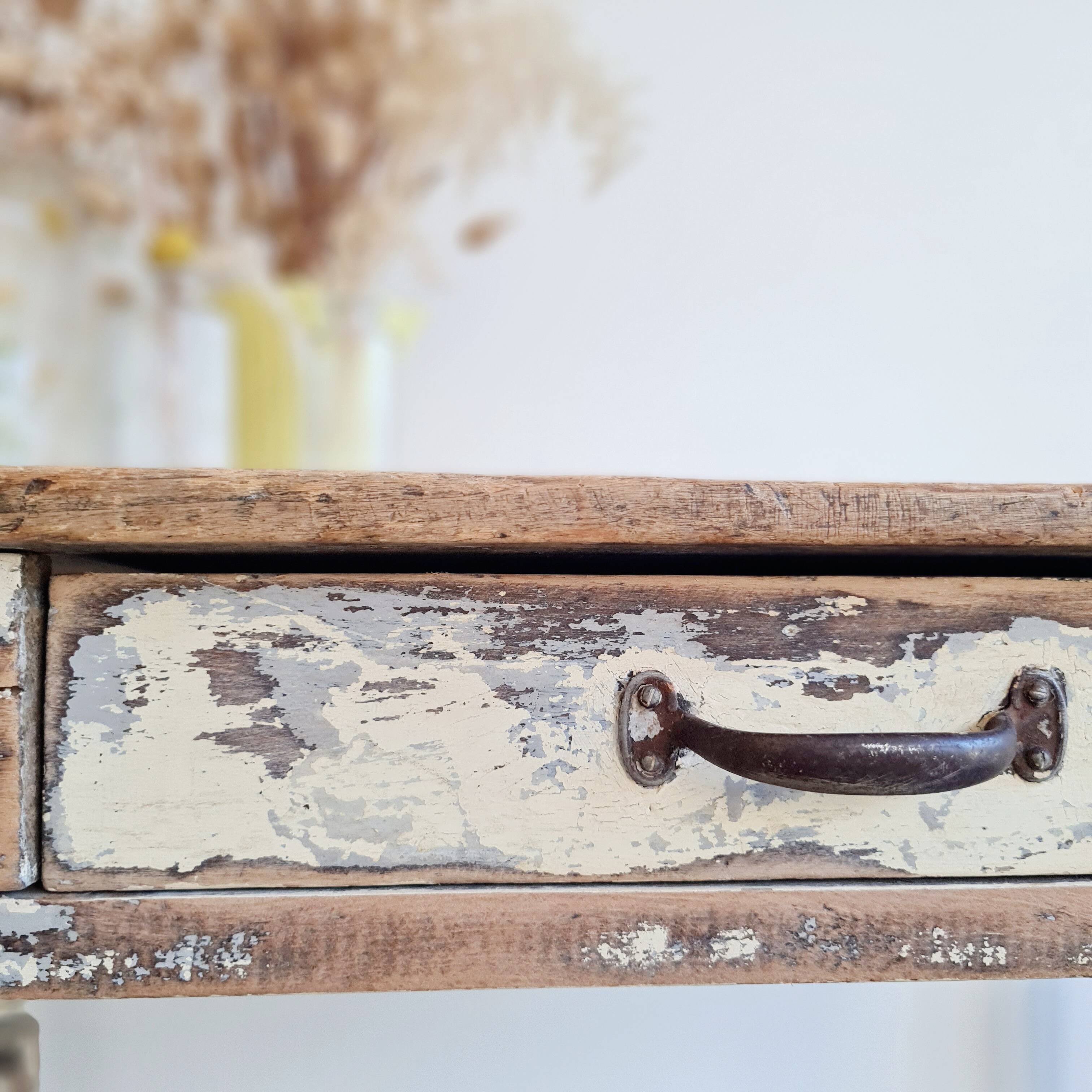 Table patinée - bureau pieds tournés et son tiroir