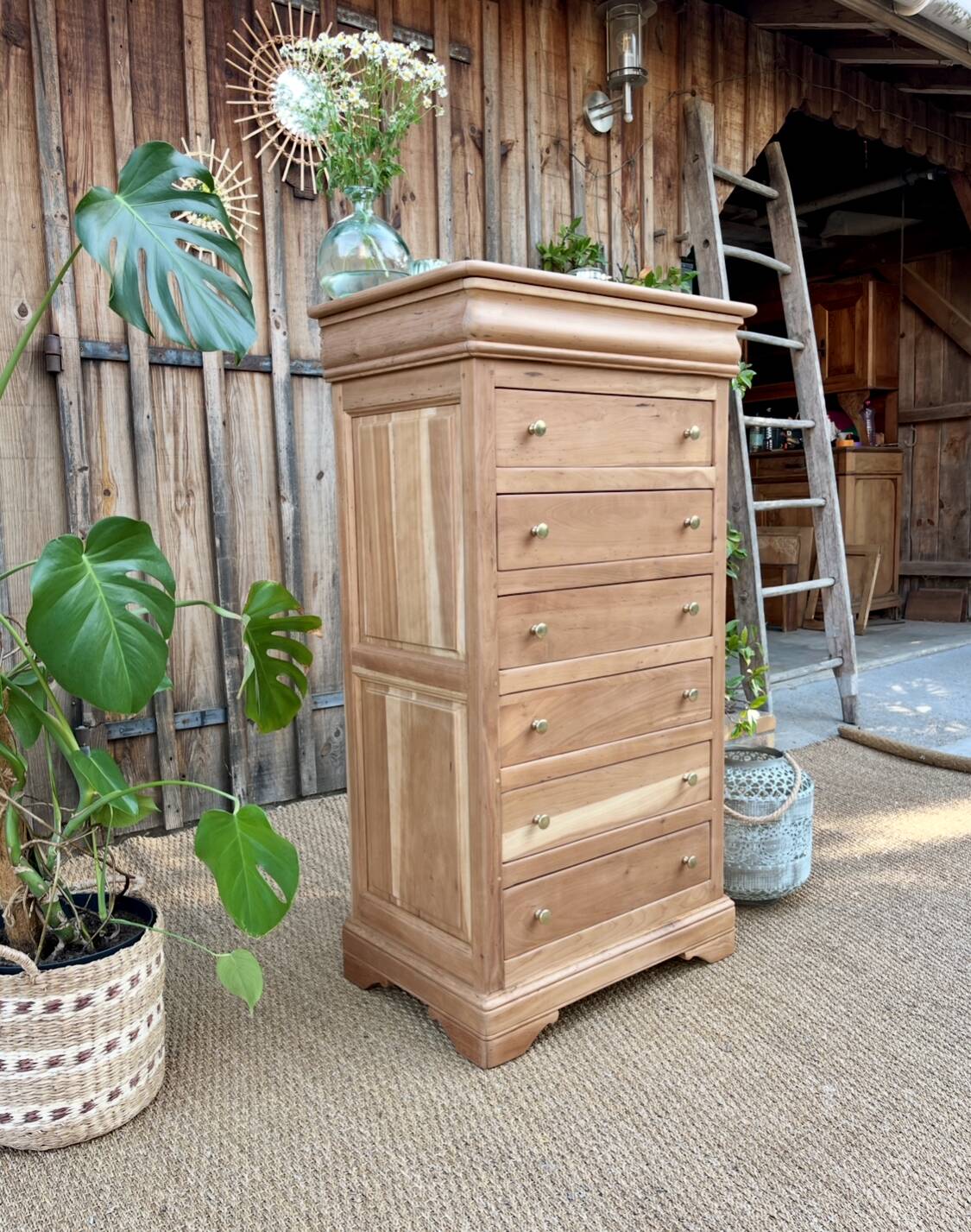 Solid wood chest of drawers