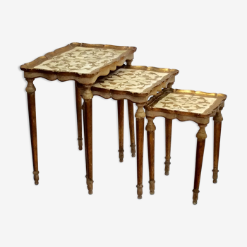 Ensembles de trois tables gigognes italiennes en bois avec les feuilles d’or