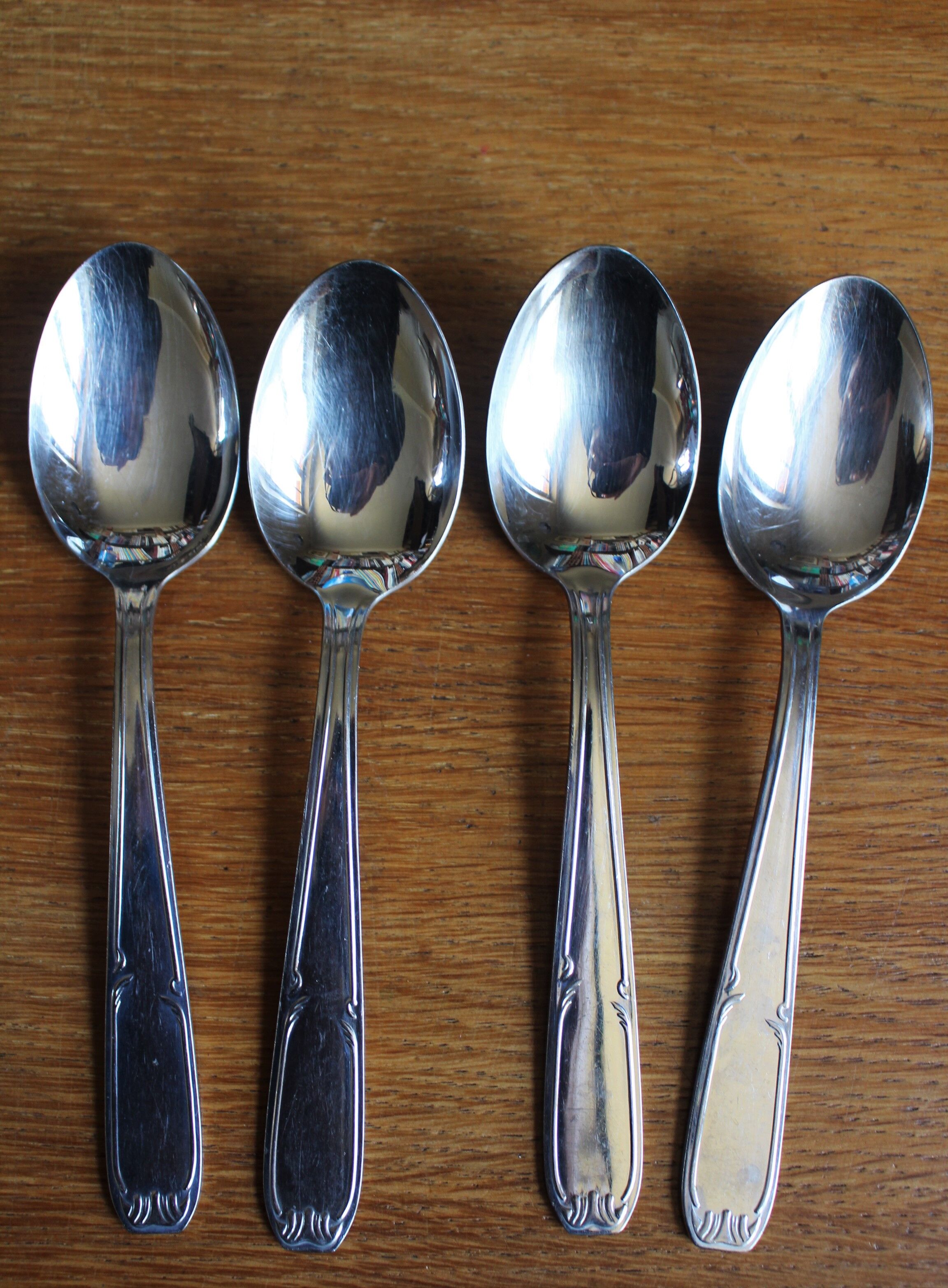 Lot 4 spoons metal decorations