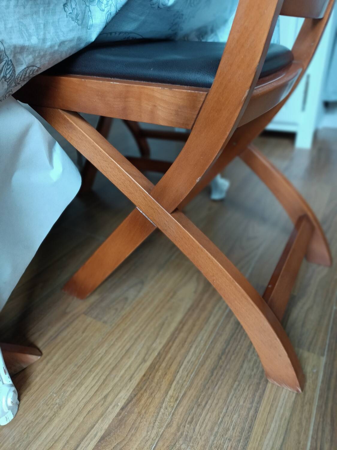 Set of 4 wood and leather chairs