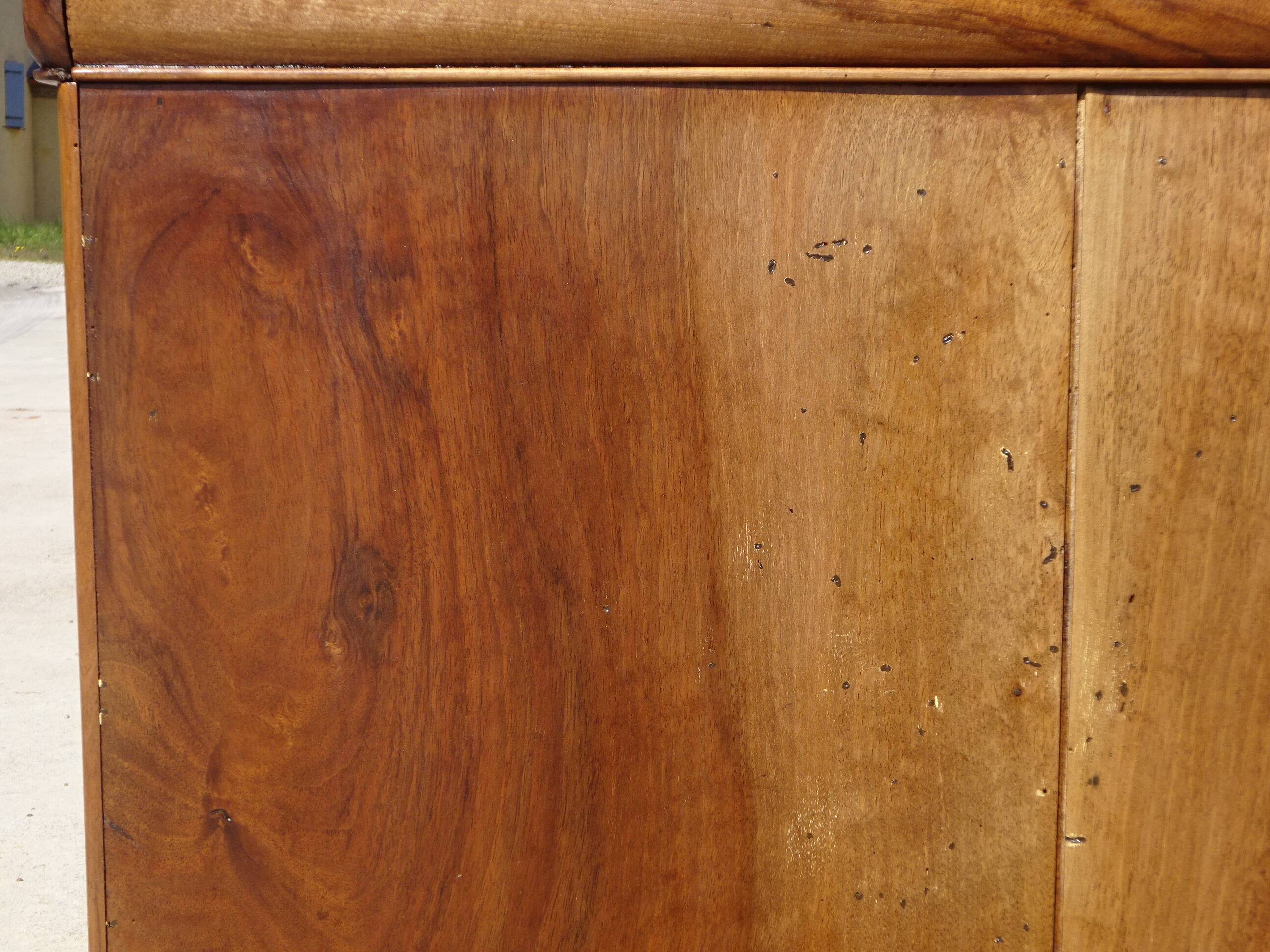Antique Louis Philippe chest of drawers made entirely of walnut.