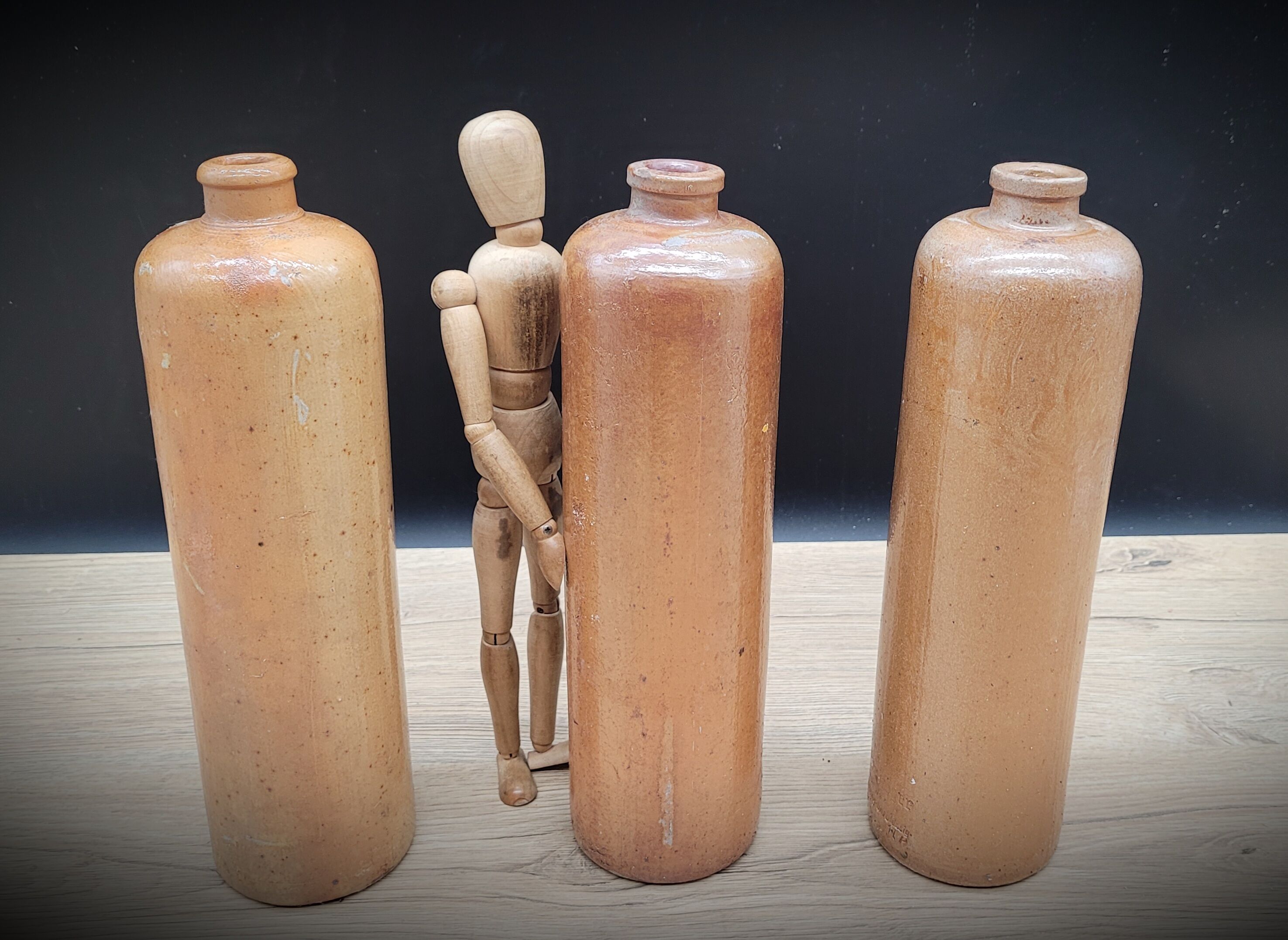 Trio de bouteilles en grès