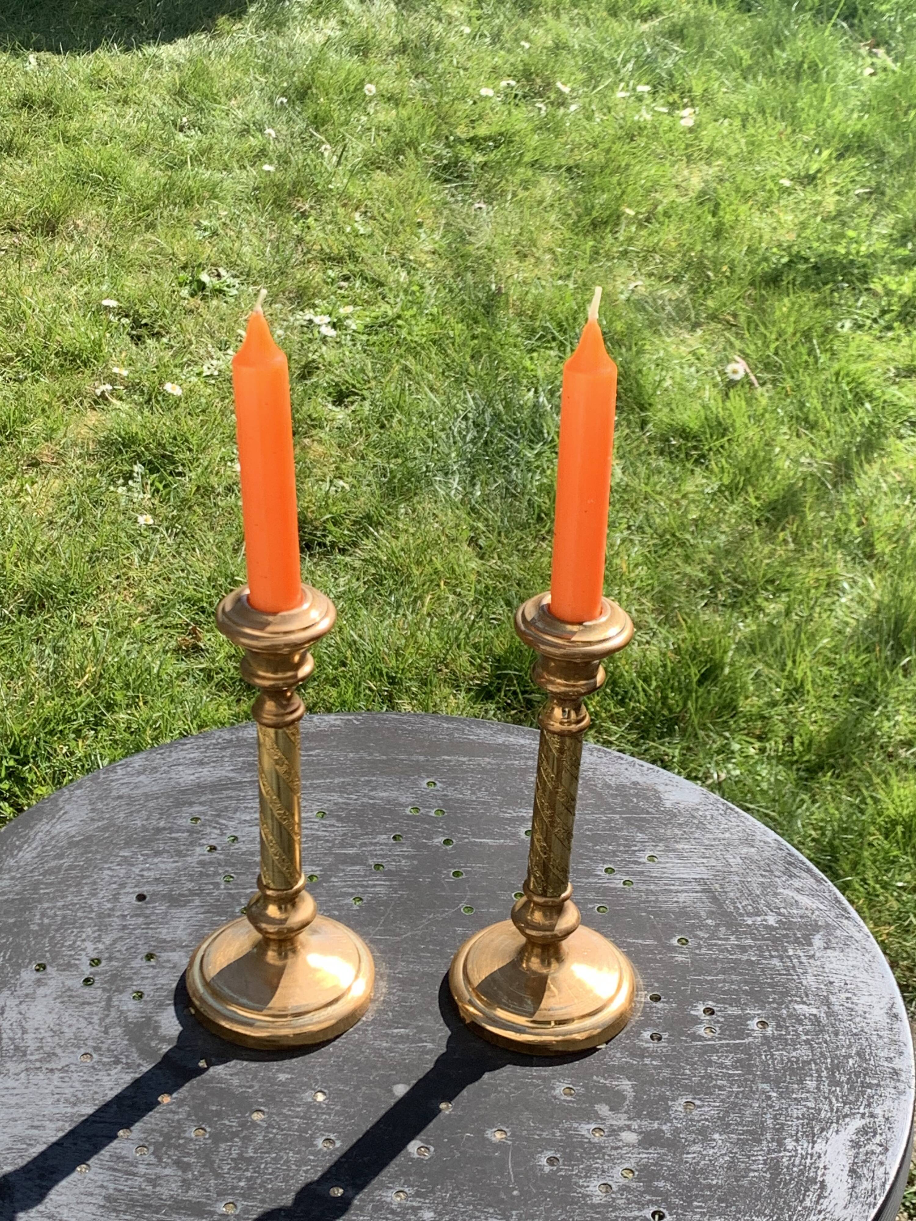 Set of two candlesticks in brass dore, pattern of ivy leaves chiseles on the columns, vintage