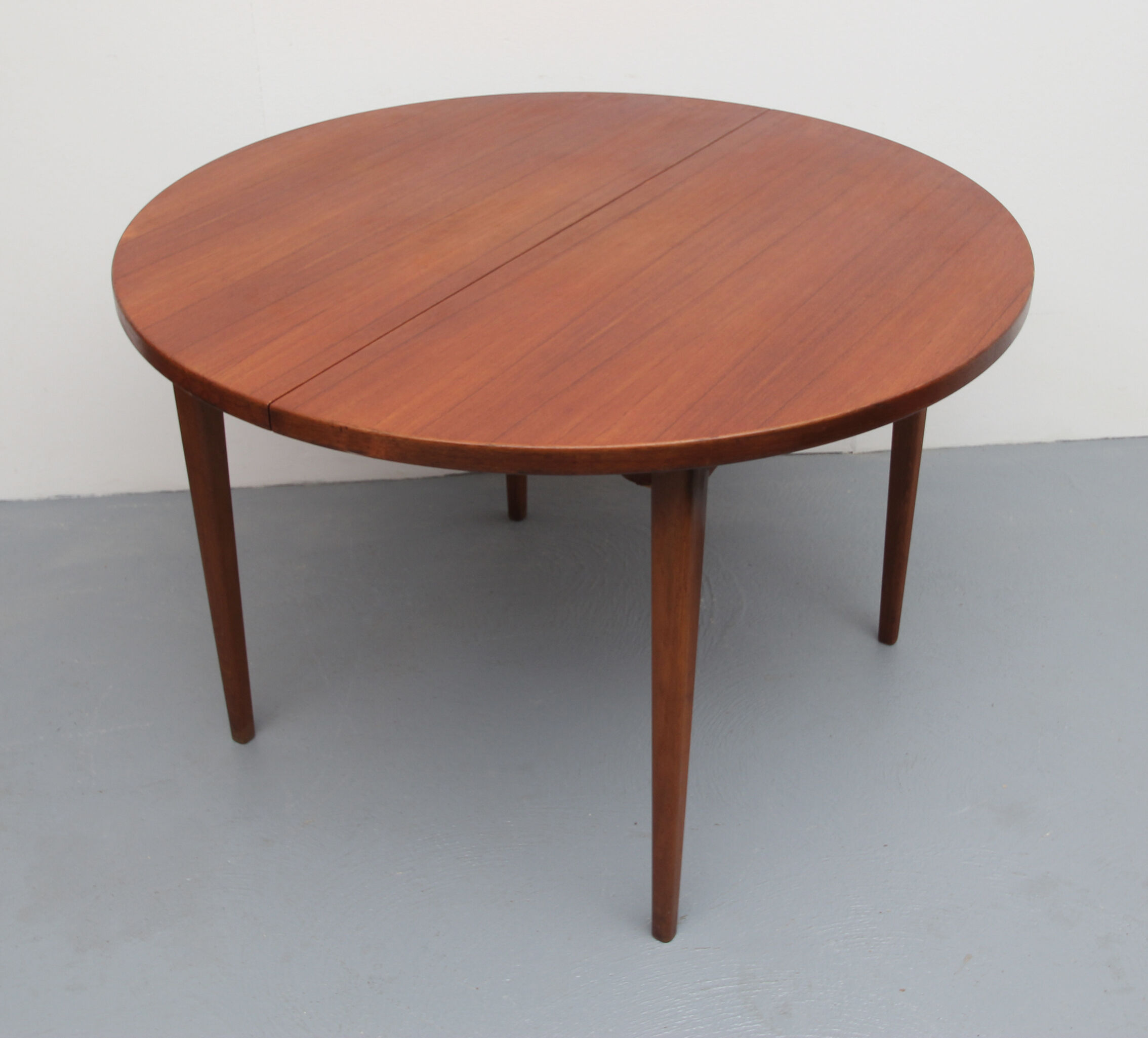 1960s extendible  round dining table in teak