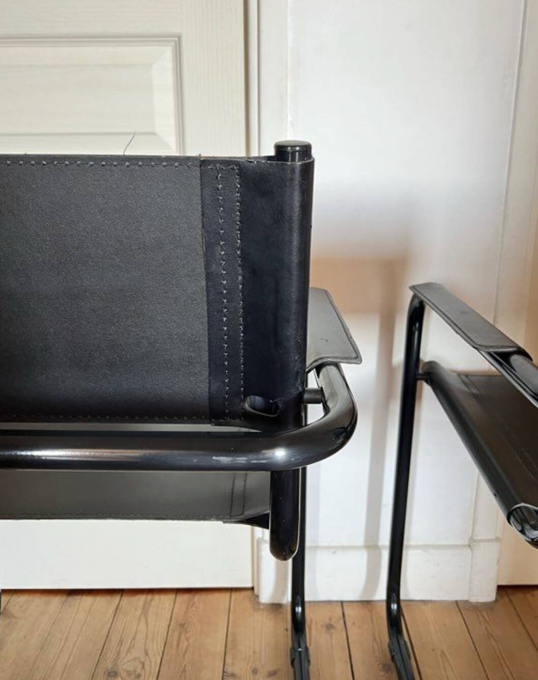 Pair of Cantilever armchairs in leather and black tubular - 1970s