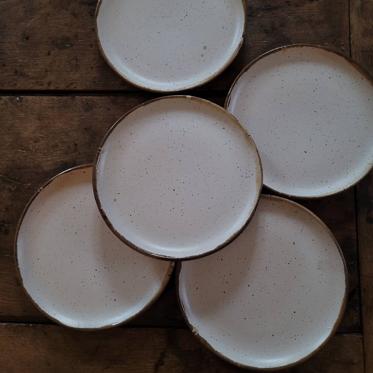 5 assiettes à dessert en grès vernissé. 1970–19805 assiettes à dessert