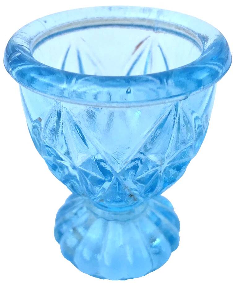 Ancien coquetier piédouche godronné  verre bleu transparent