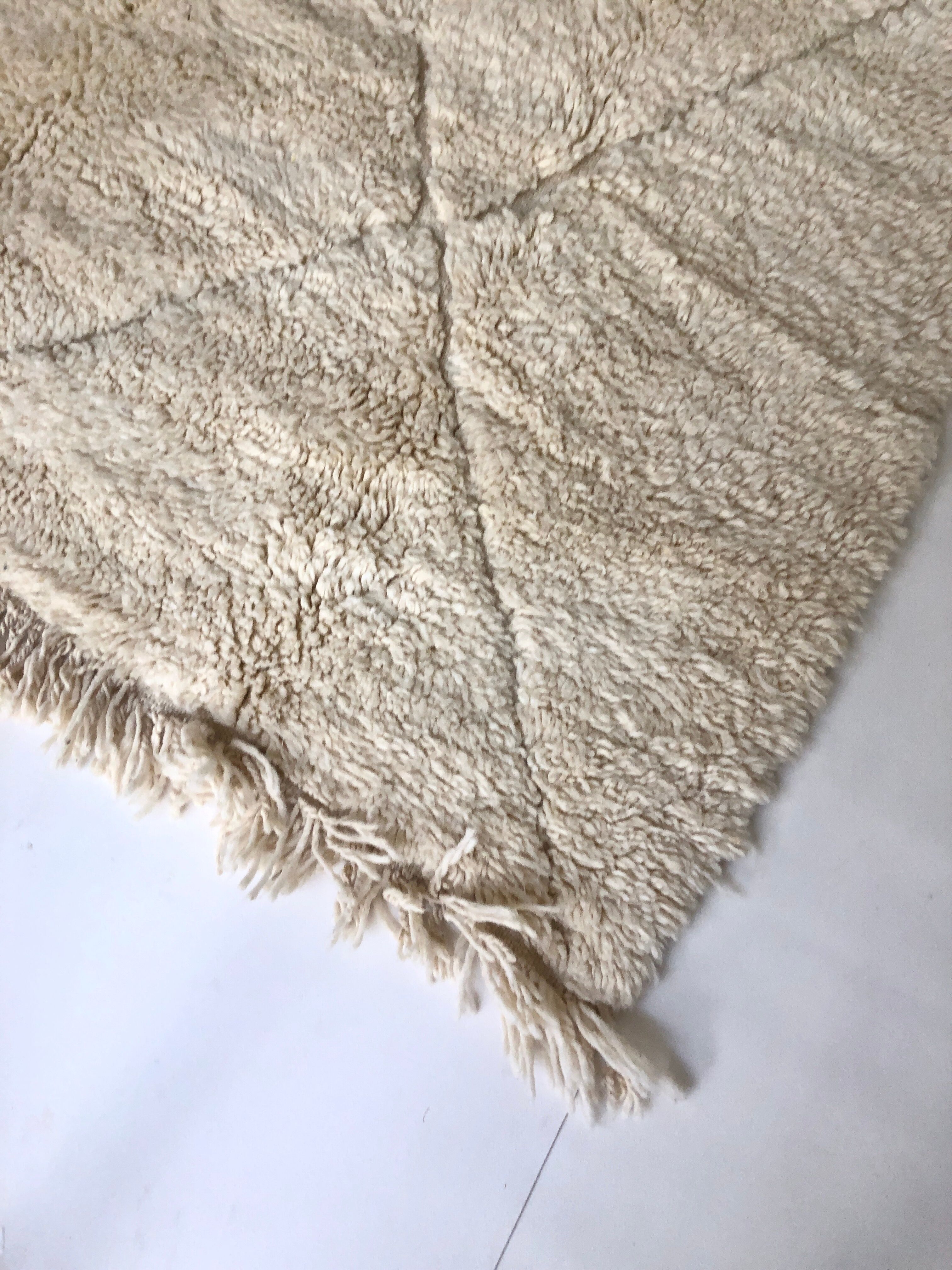 Moroccan Berber carpet Beni Ouarain with diamonds ecrus 2,44x1.61m